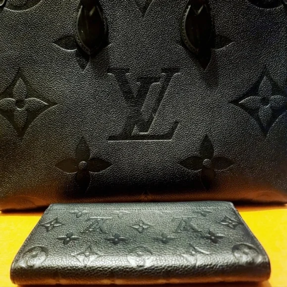 Rare & Authentic Louis Vuitton Monogram Empreinte Sarah Wallet! Pristine Con. - Picture 13 of 16